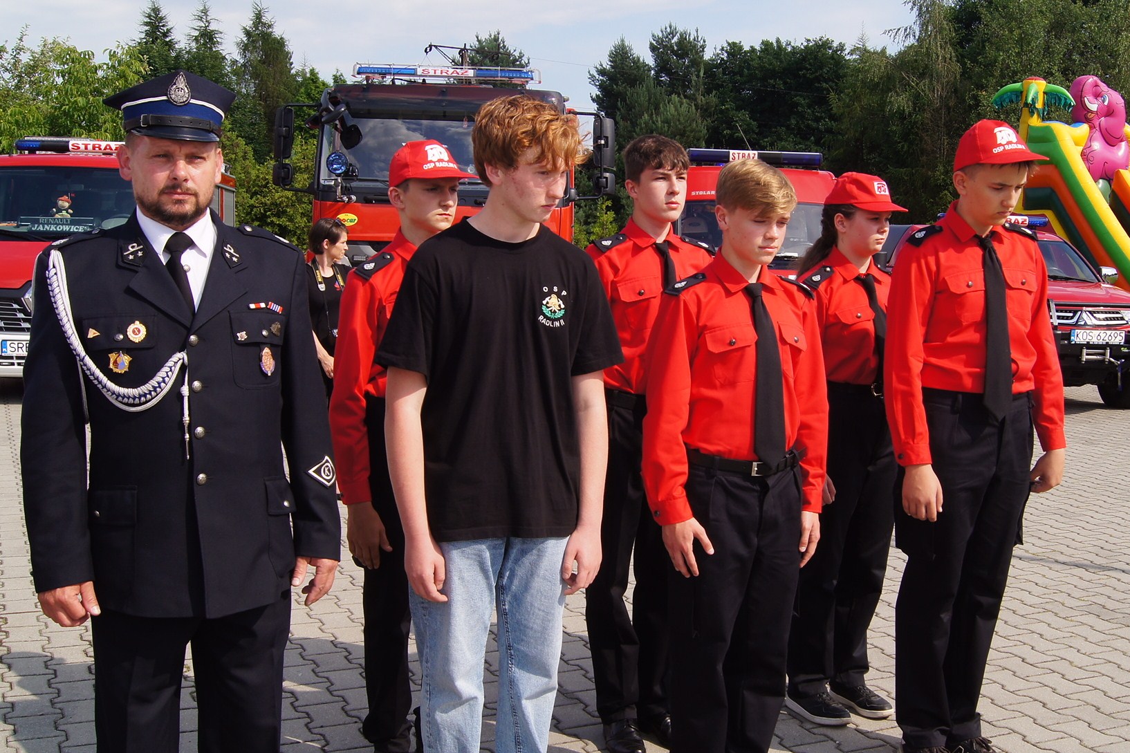 Zbigniew Lisowski (pierwszy z lewej) -opiekun drużyny pożarniczej wraz z młodymi druhami OSP Radlin II