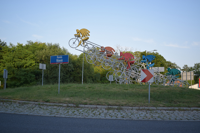 Rondo Wawok o średnicy 38 metrów z instalacją przedstawiającą rowerzystów/kolarzy.