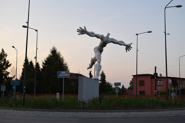 Rondo Gotartowickie o średnicy 35 metrów z rzeźbą zatytułowaną Ulotność.