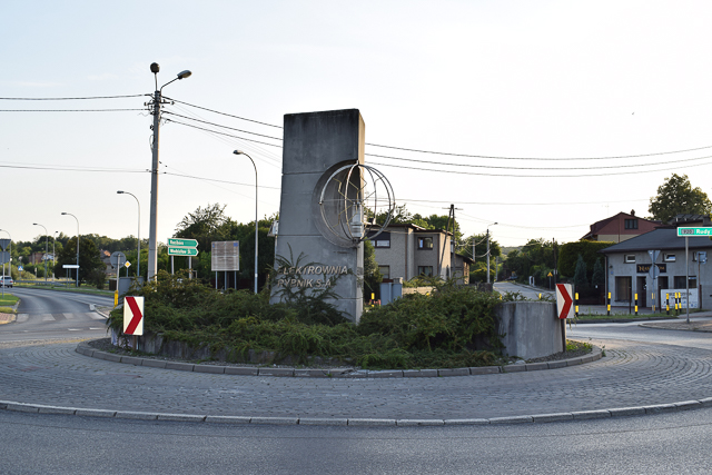 Rondo o średnicy 28 metrów znajdujące się w dzielnicy Orzepowice, na środku blok betonu podpisany Elektrownia Rybnik S.A..