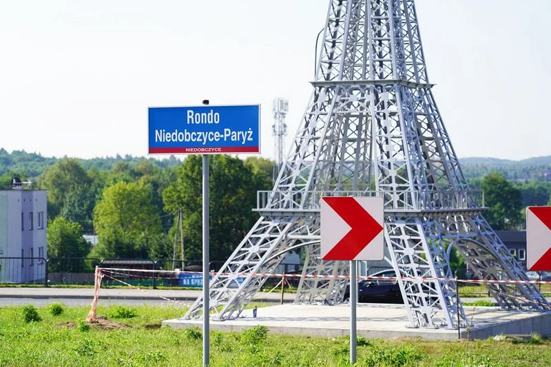 Wieża Eiffla w miniaturze na rondzie Niedobczyce-Paryż. Fot. M. Koczy.