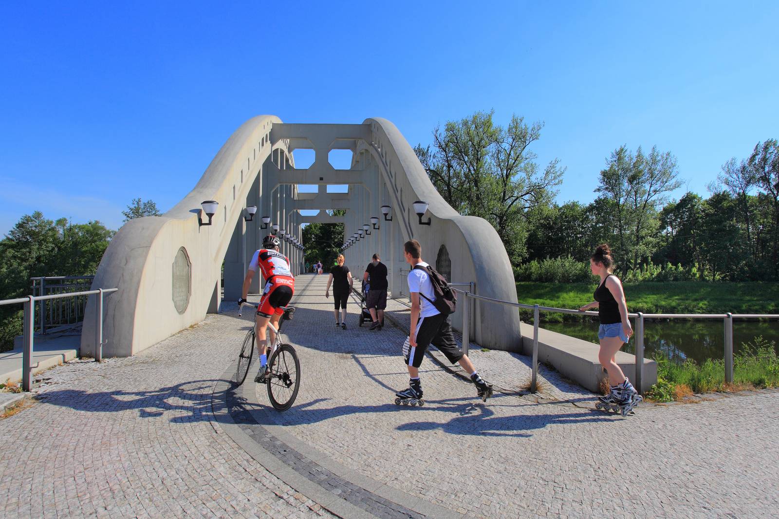 Na moście nad Olzą często zobaczymy rowerzystów