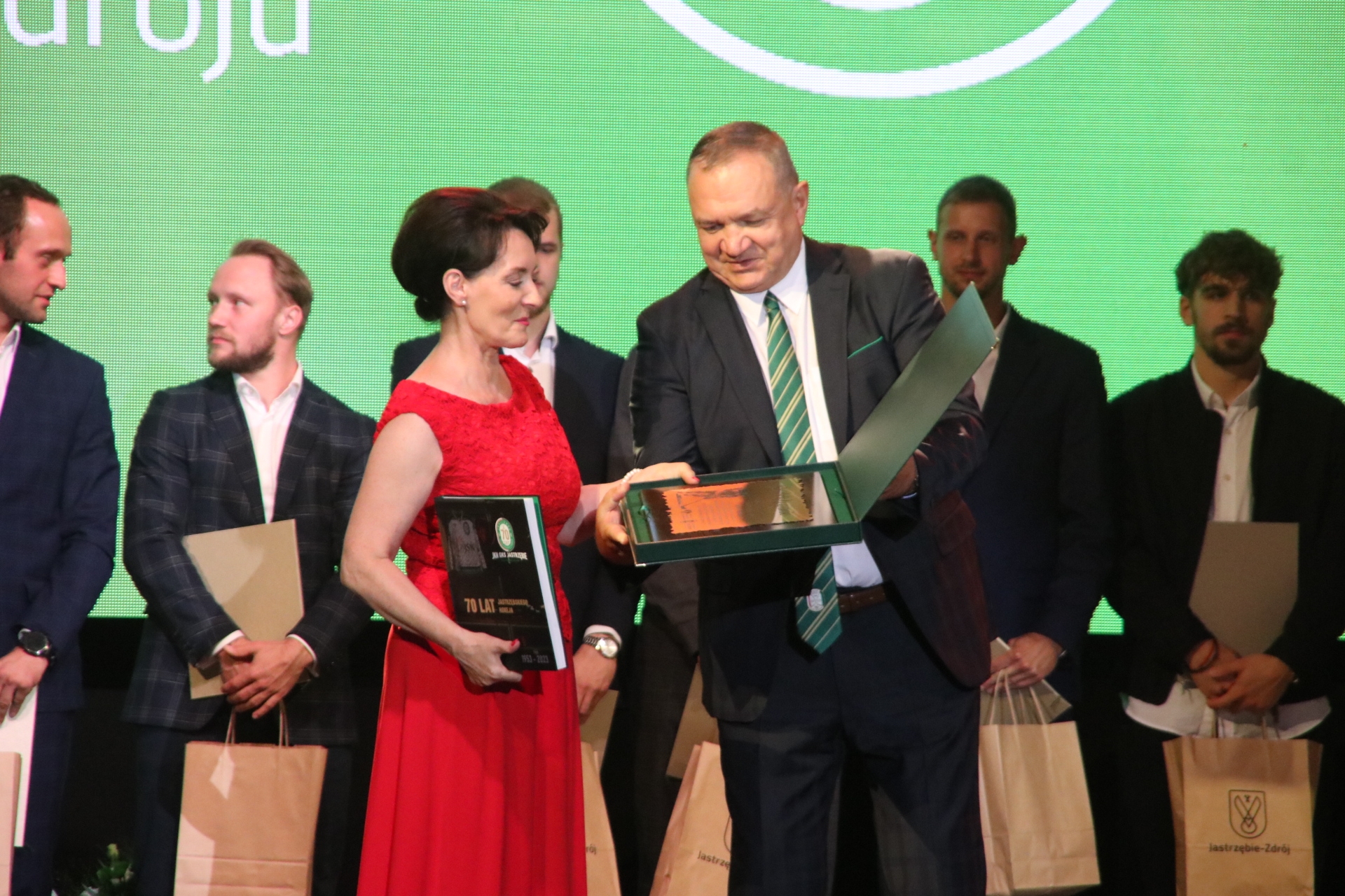 Prezes JKH GKS Jastrzębie Kazimierz Szynal wręczył prezydent Annie Hetman pierwszy egzemplarz książki z okazji 70-lecia klubu.