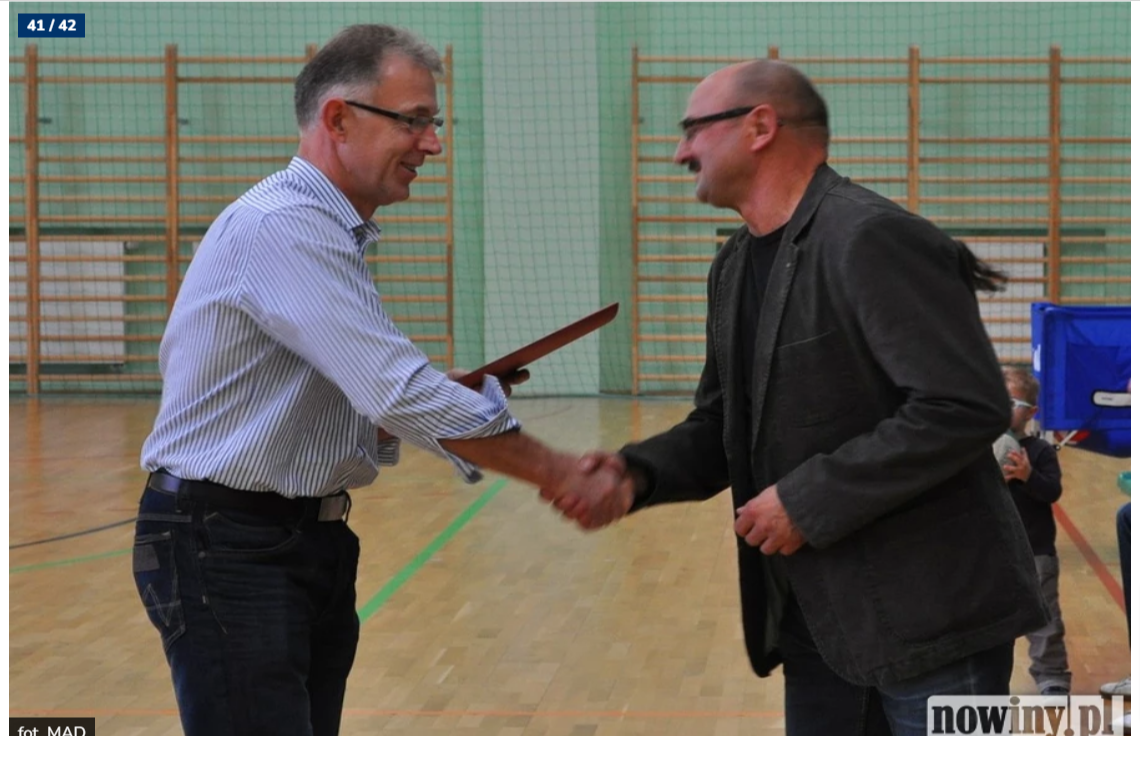 Bolesław Papiernik zasłużenie odbierał podziękowania za swą działalność na rzecz sportu - tu gratulacje skład w roli prezydenta miasta Mirosław Lenk